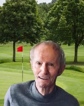 Un homme âgé sourit devant un terrain de golf avec des arbres en arrière-plan.