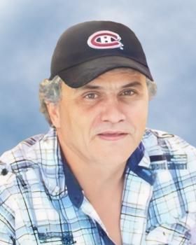 Un homme portant une casquette de baseball avec la lettre h dessus