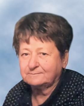 Un gros plan d'un visage de femme avec un ciel bleu en arrière-plan.