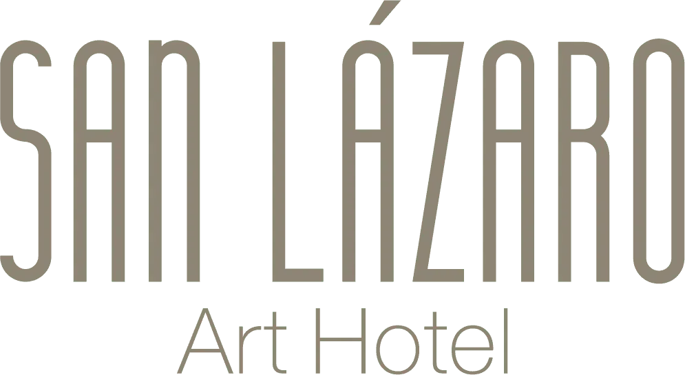 Logotipo para San Lázaro Art Hotel; texto gris sobre fondo blanco.