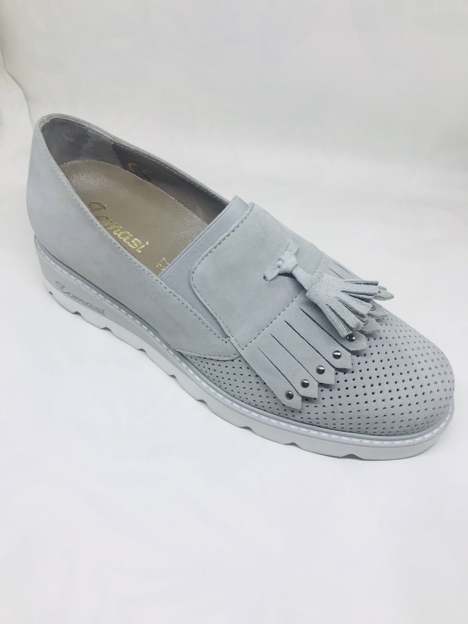 Mocassino in pelle scamosciata grigio chiaro con nappe e dettagli traforati.