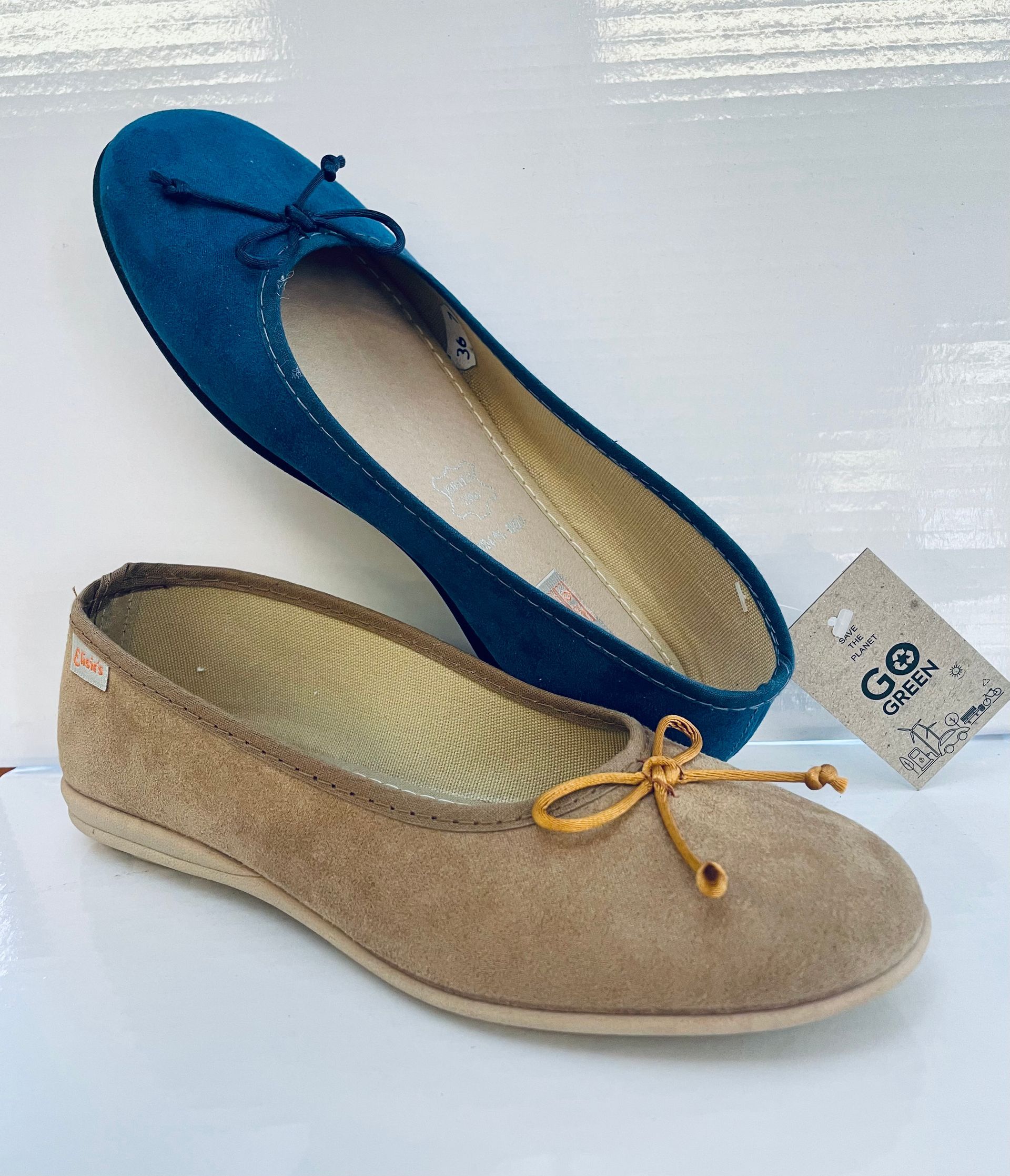Due paia di ballerine, una blu e una marrone chiaro, con fiocchi.