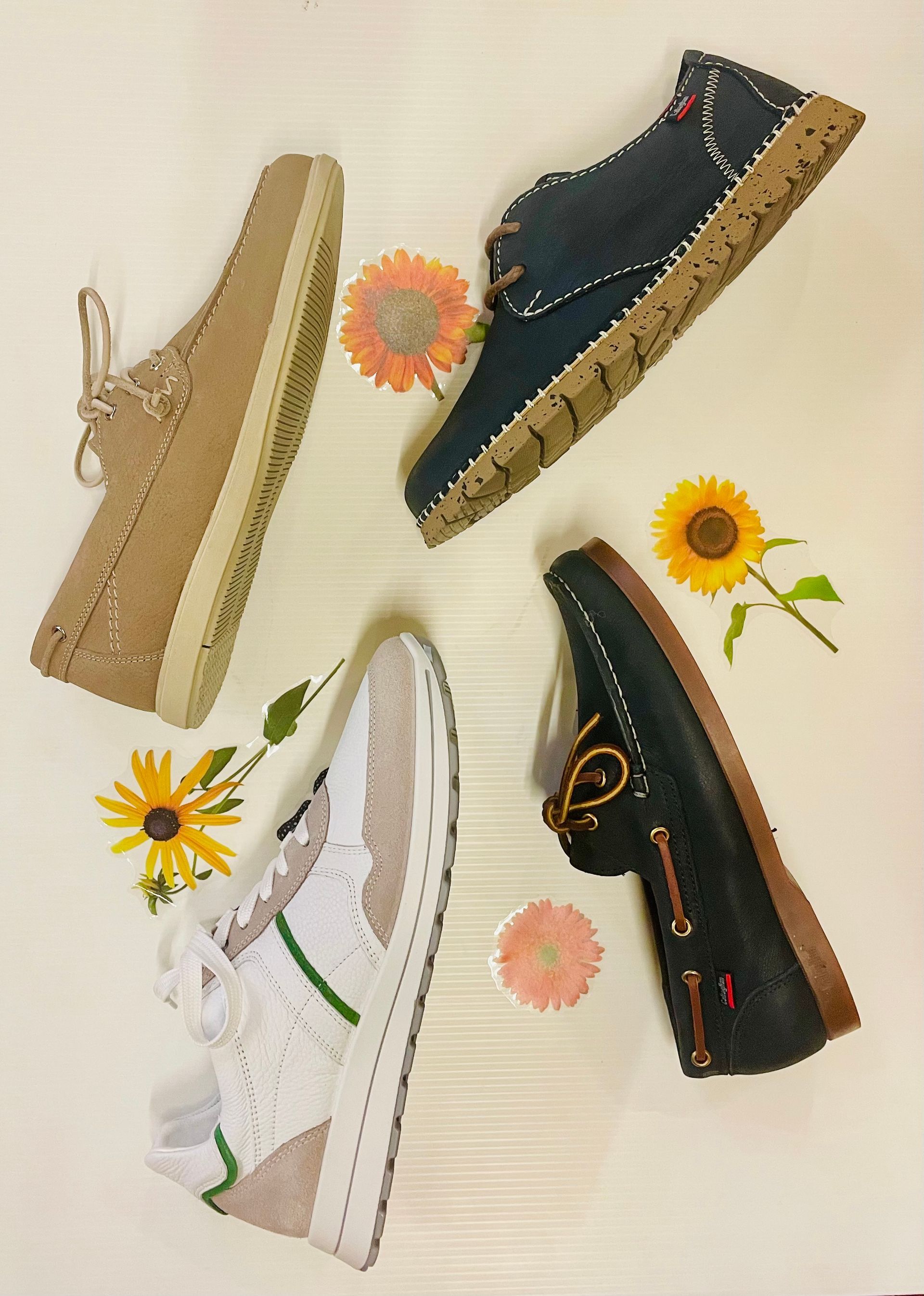 Quattro paia di scarpe decorate con girasoli: scarpe da barca beige, scarpe Oxford in pelle blu, scarpe da ginnastica bianche e mocassini neri.