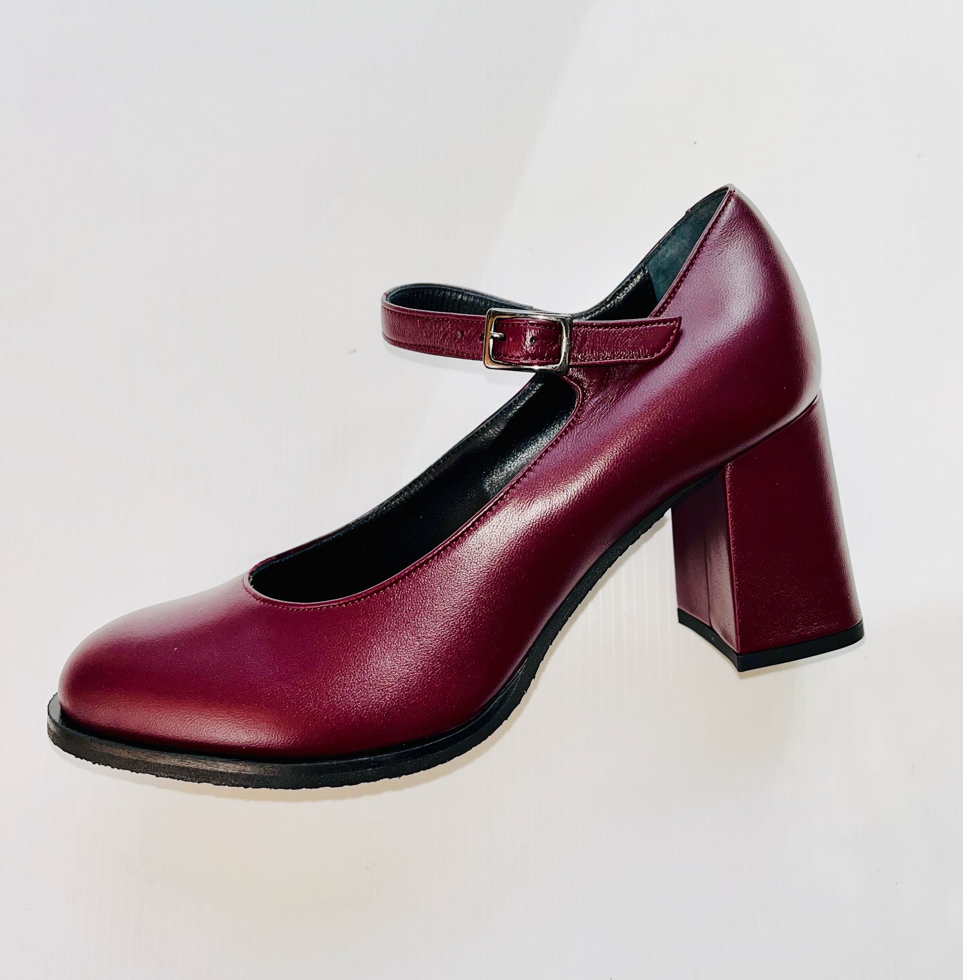 Mary Jane color bordeaux con tacco e cinturino con fibbia.