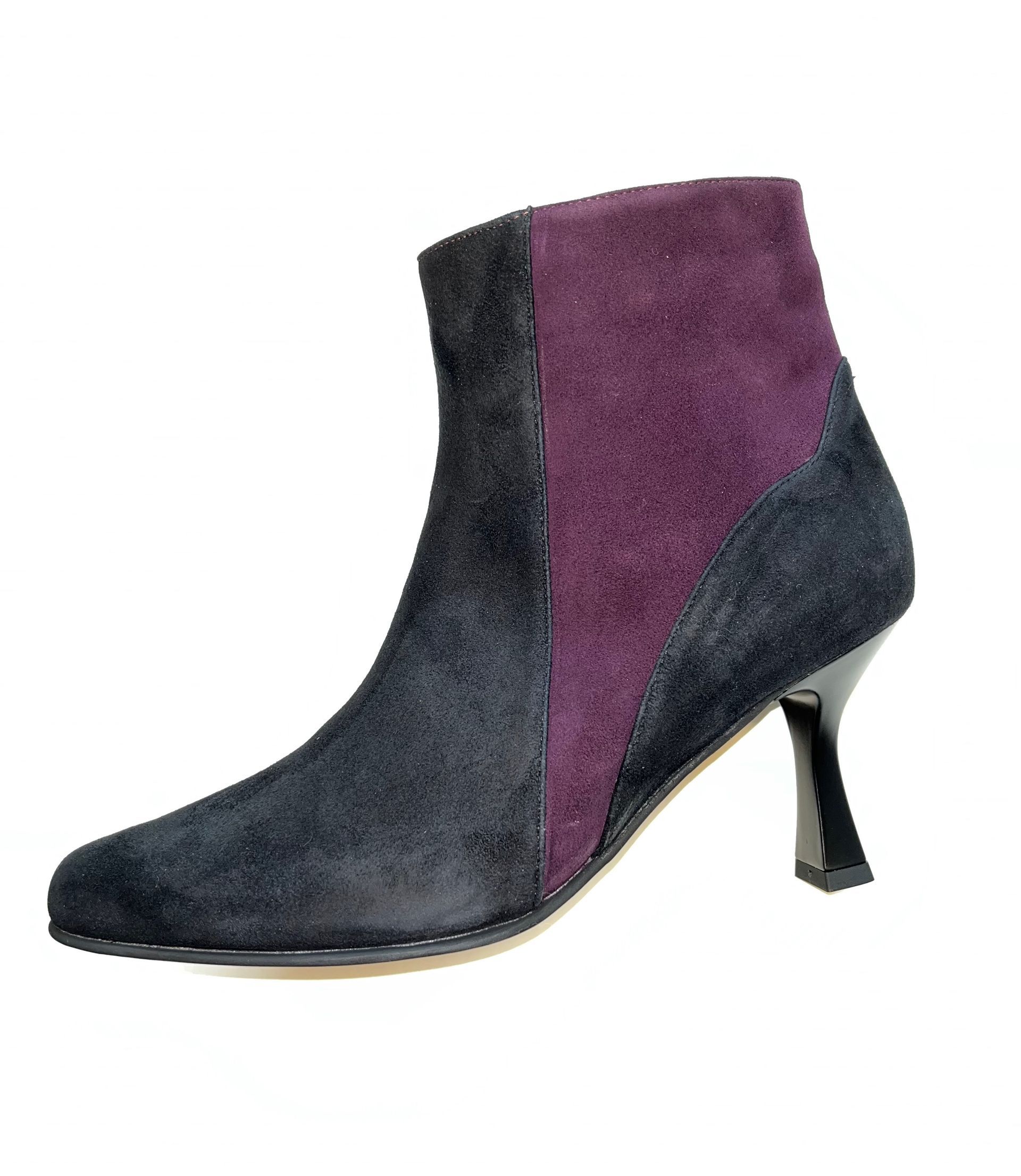 Stivaletto in pelle scamosciata nera e viola con tacco unico.