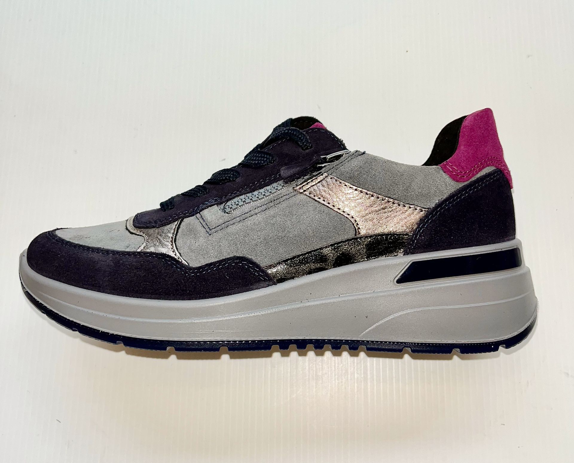 Scarpa sportiva grigia, blu navy e rosa con dettagli argentati e suola spessa.
