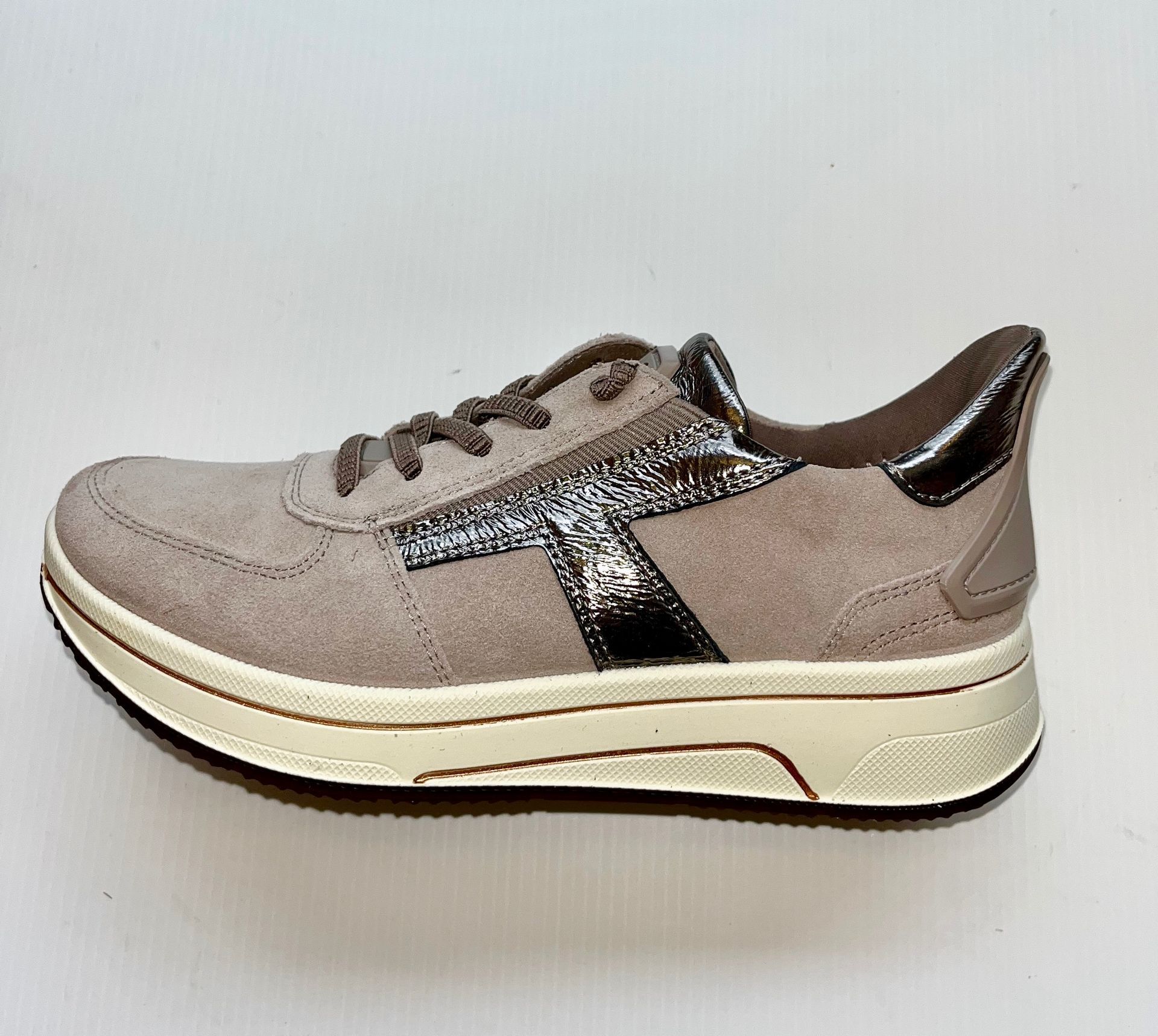 Sneaker in pelle scamosciata color cuoio con dettagli in argento lucido e nero e suola bianca.
