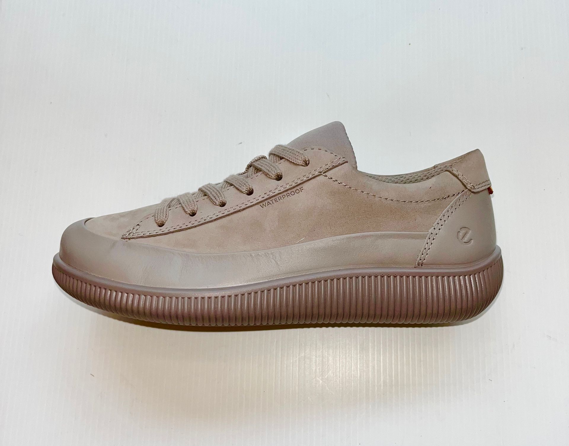 Sneaker casual color tortora con suola a coste, lacci e tomaia in pelle.
