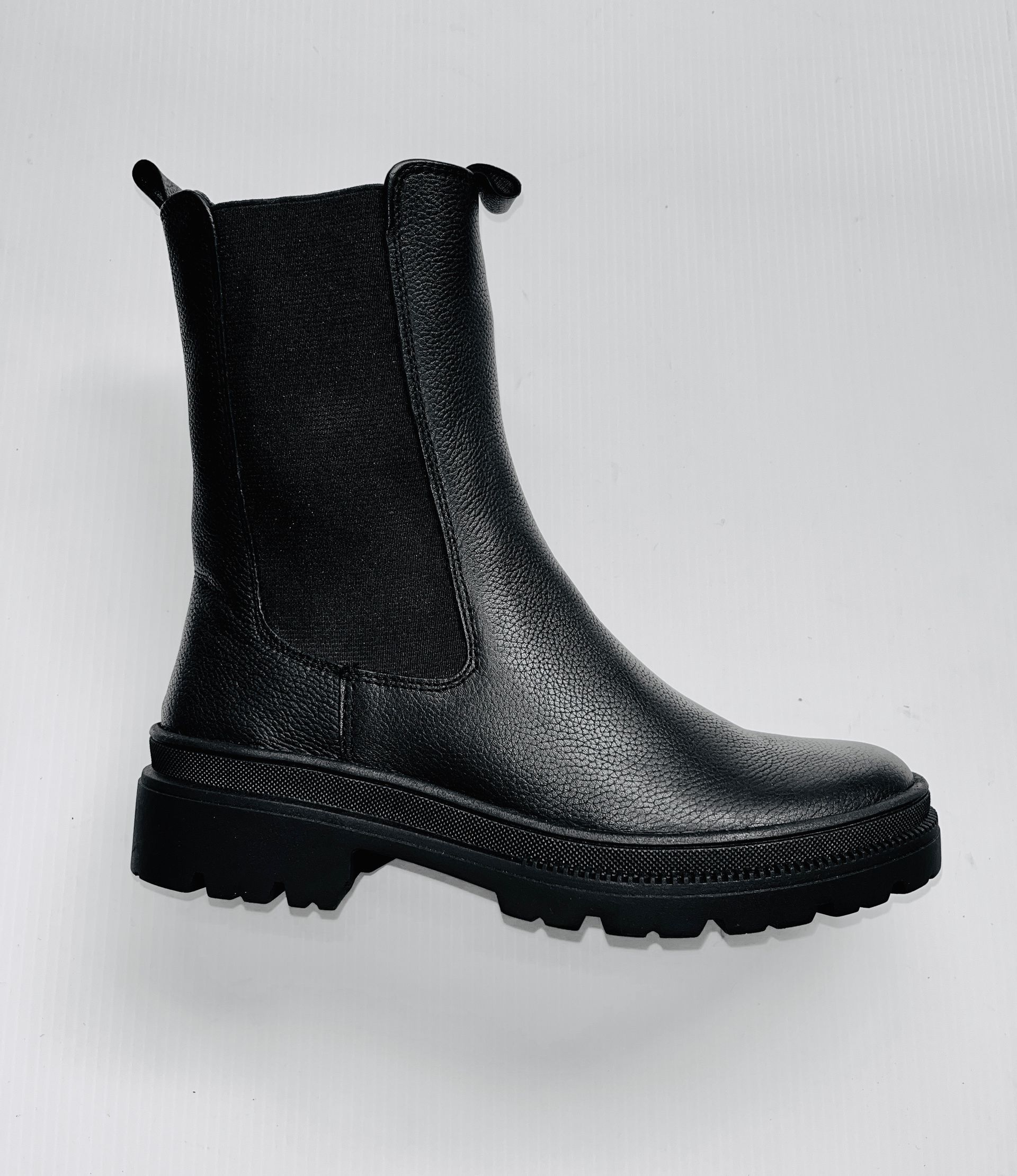 Stivaletto nero glitterato con suola carrarmato.