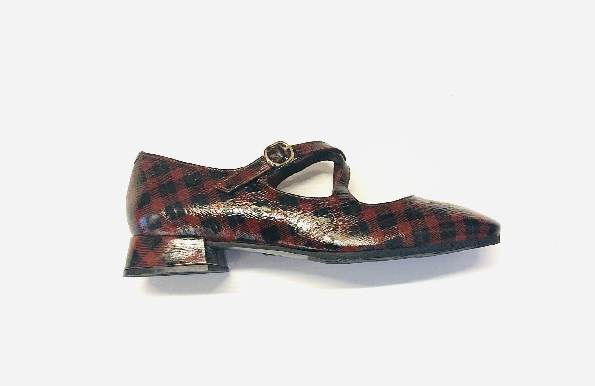 Scarpa Mary Jane a quadri marroni e neri con punta quadrata e tacco piccolo.
