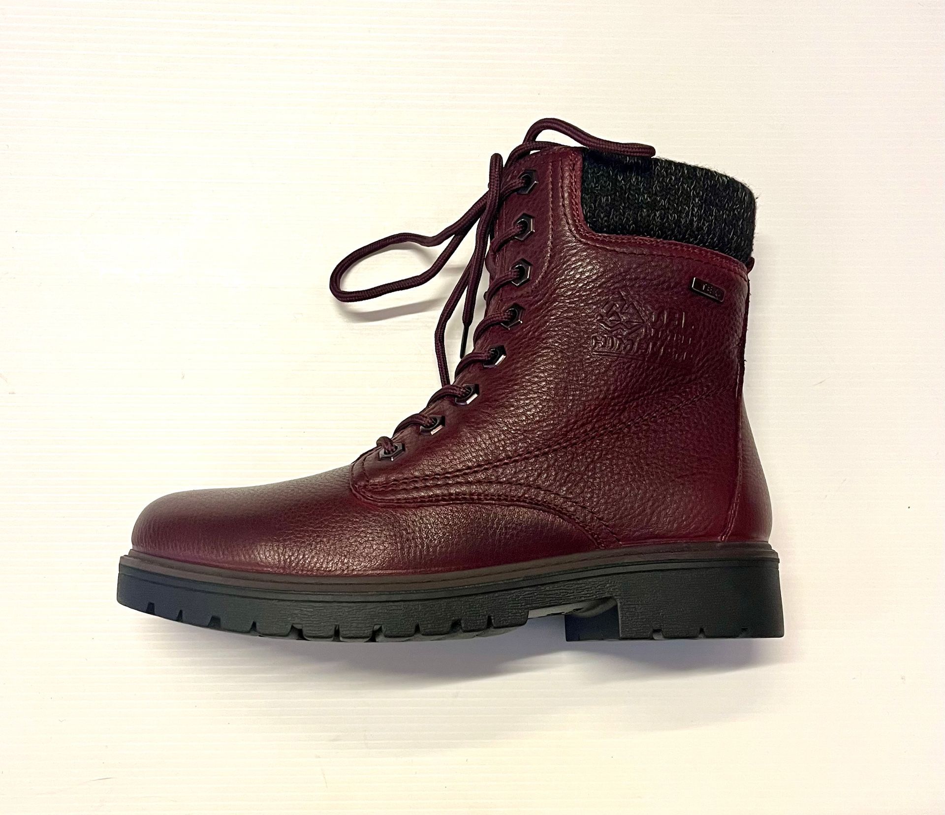Stivaletto da combattimento color marrone con lacci neri e suola nera, su sfondo bianco.