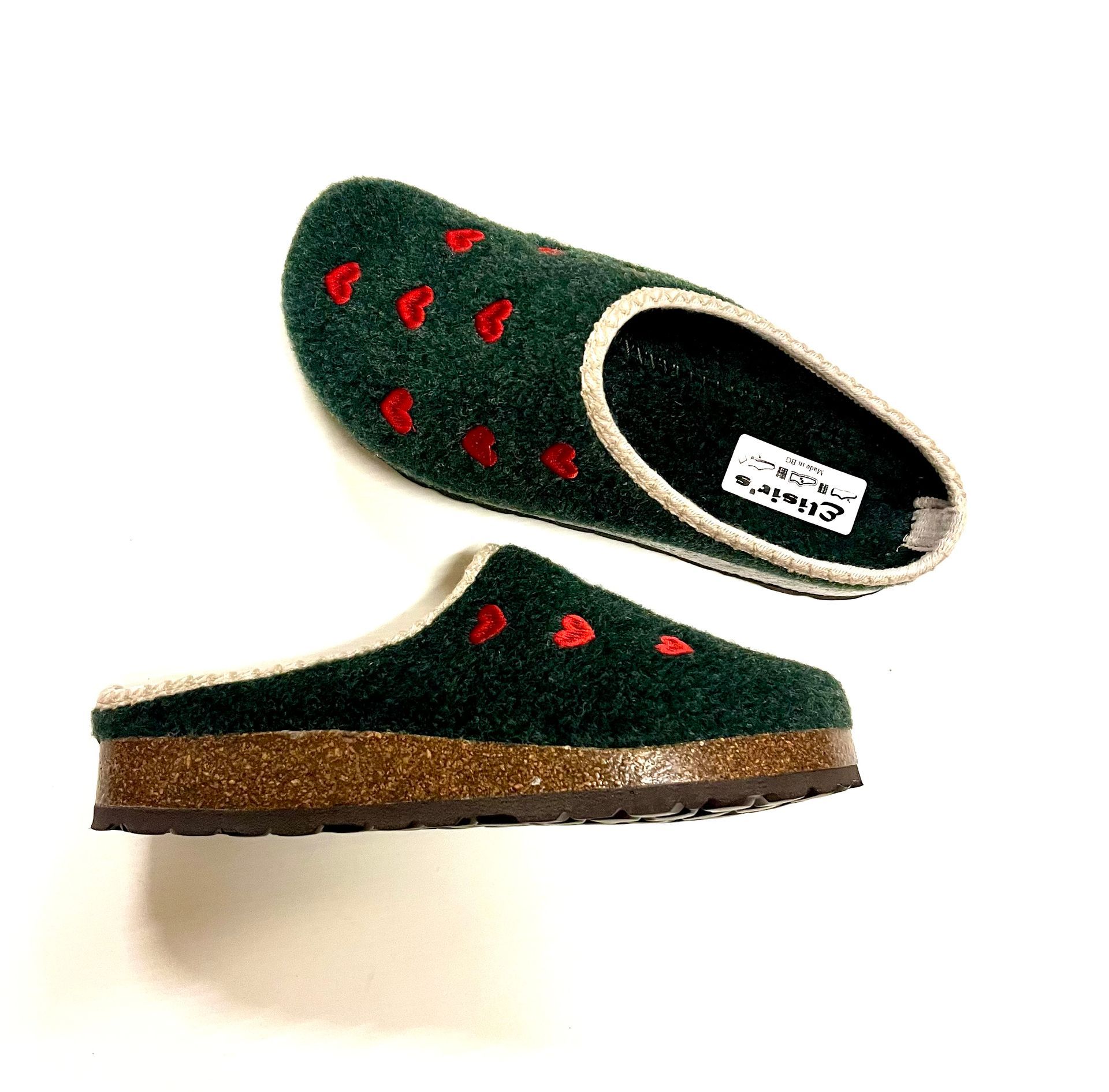 Zoccoli in feltro verde con ricamo a forma di cuore rosso, suola in sughero e rifiniture beige.