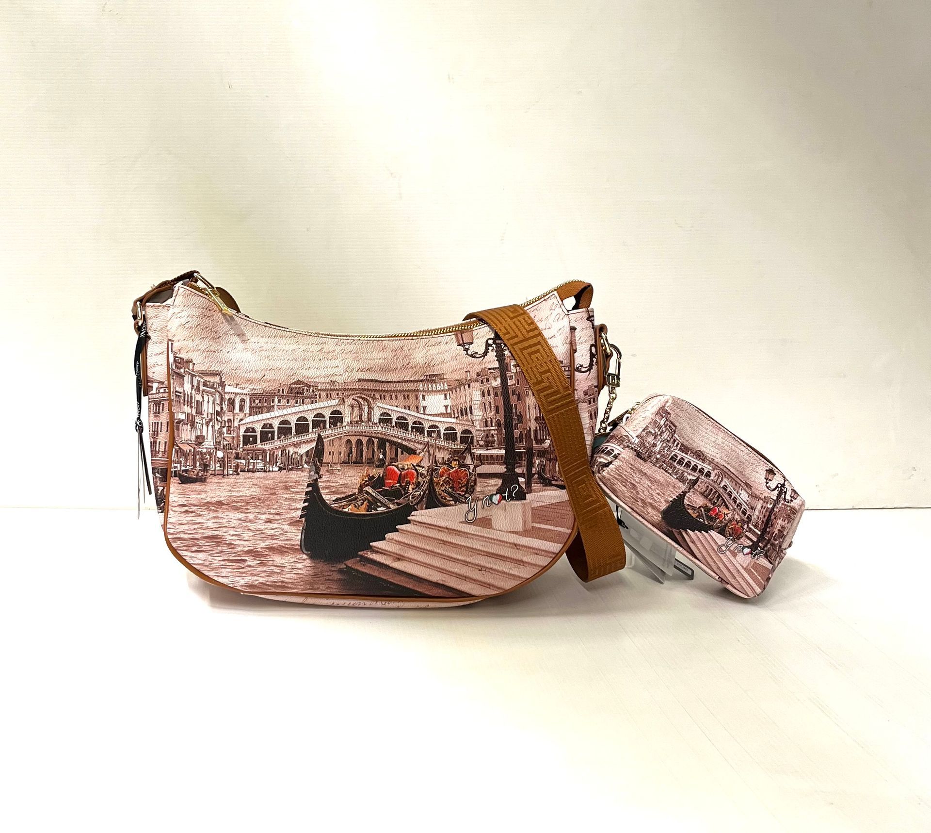 Una borsa a tracolla e un portafoglio abbinato con stampata una scena di canale veneziano.