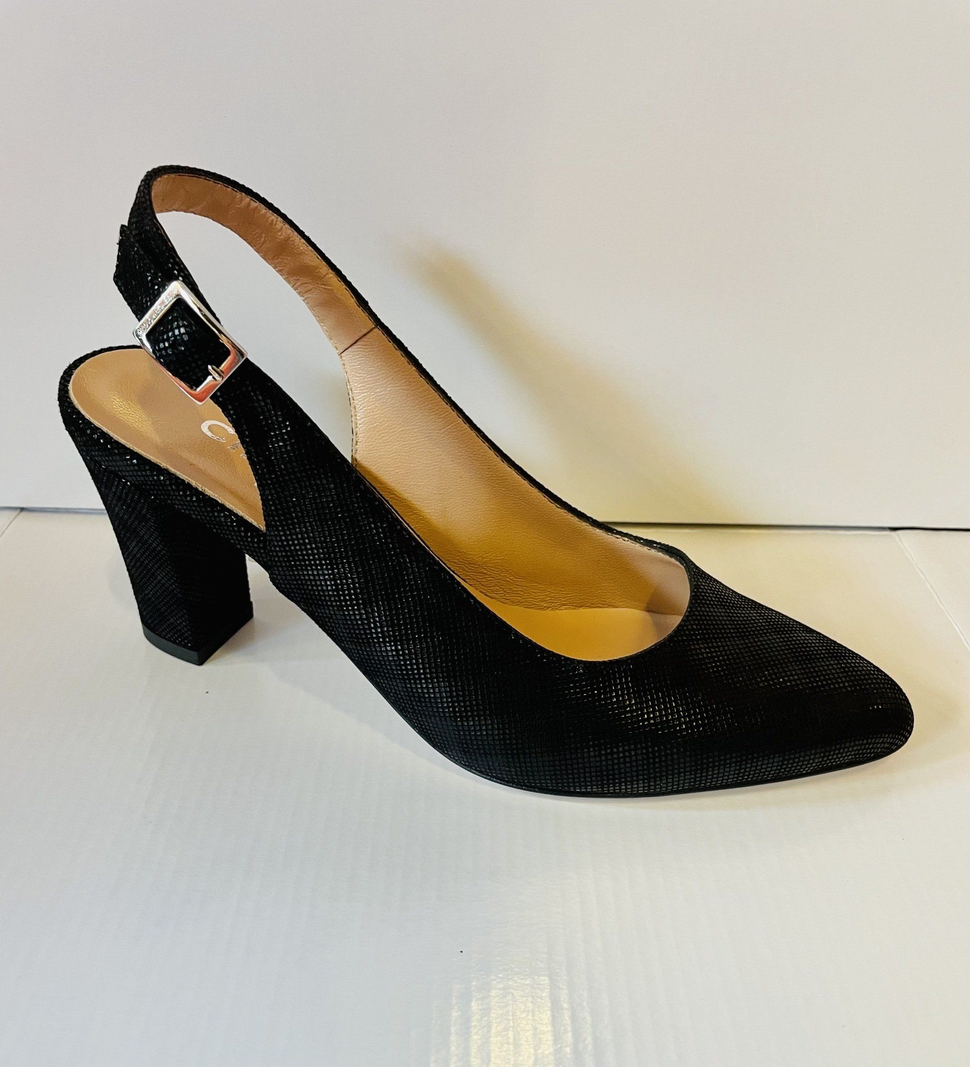Scarpa nera con tacco slingback testurizzato e fibbia.