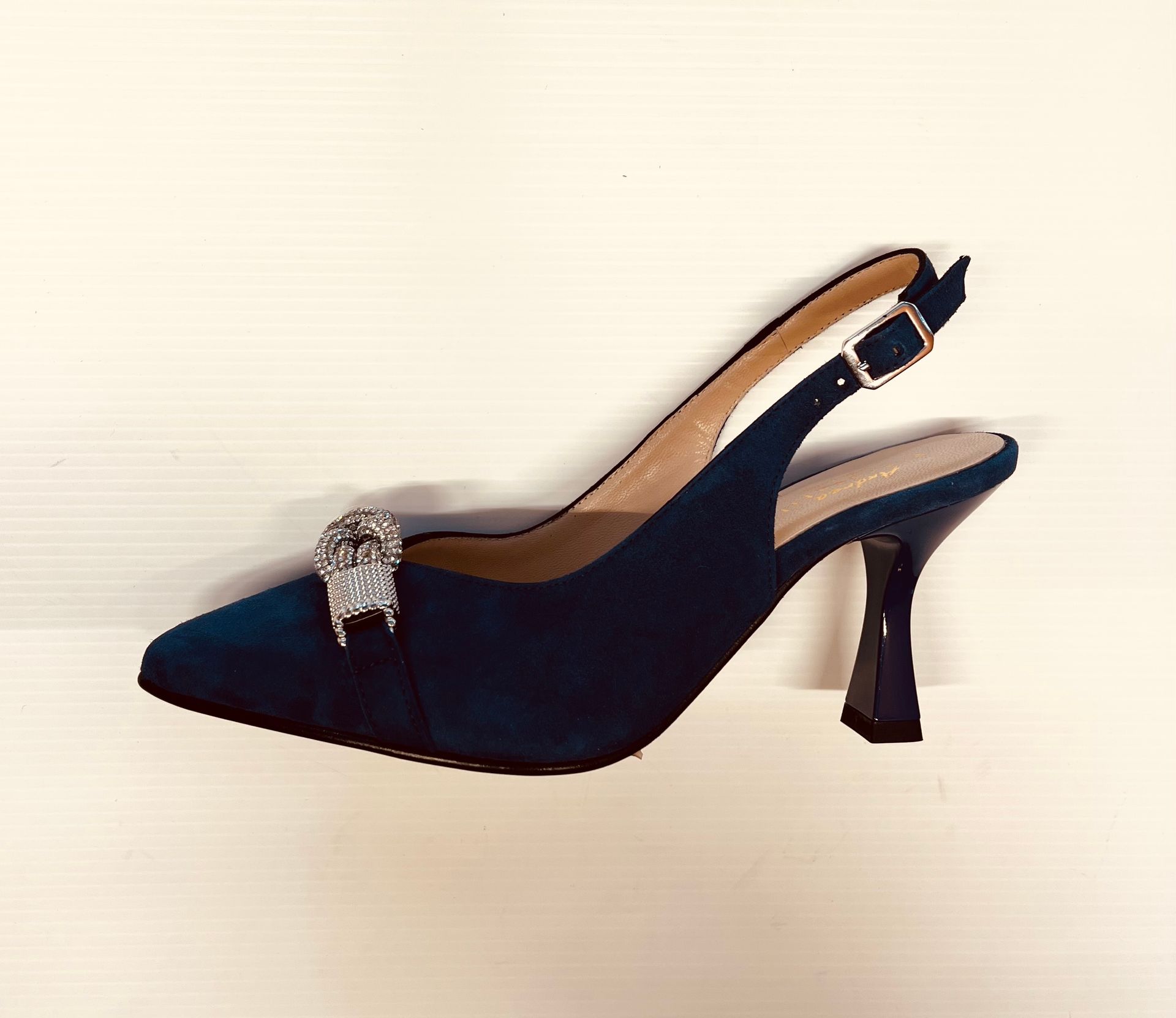Scarpa con tacco slingback color verde acqua, punta affilata e fibbia decorativa.