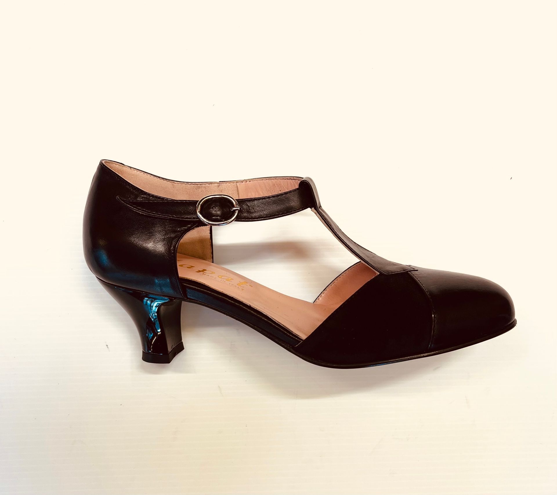 Scarpa da donna nera in stile vintage con cinturino a T e piccolo tacco.