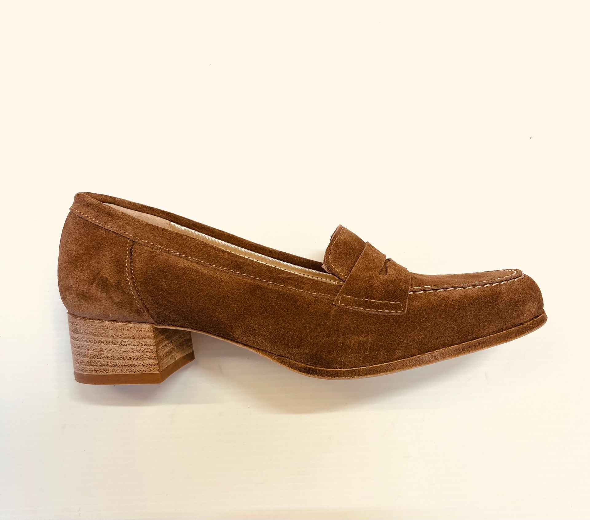 Mocassino in pelle scamosciata marrone con tacco largo.
