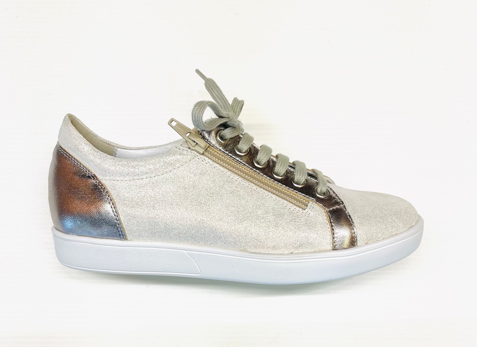 Sneaker glitterata argento con cerniera laterale e dettagli metallici.