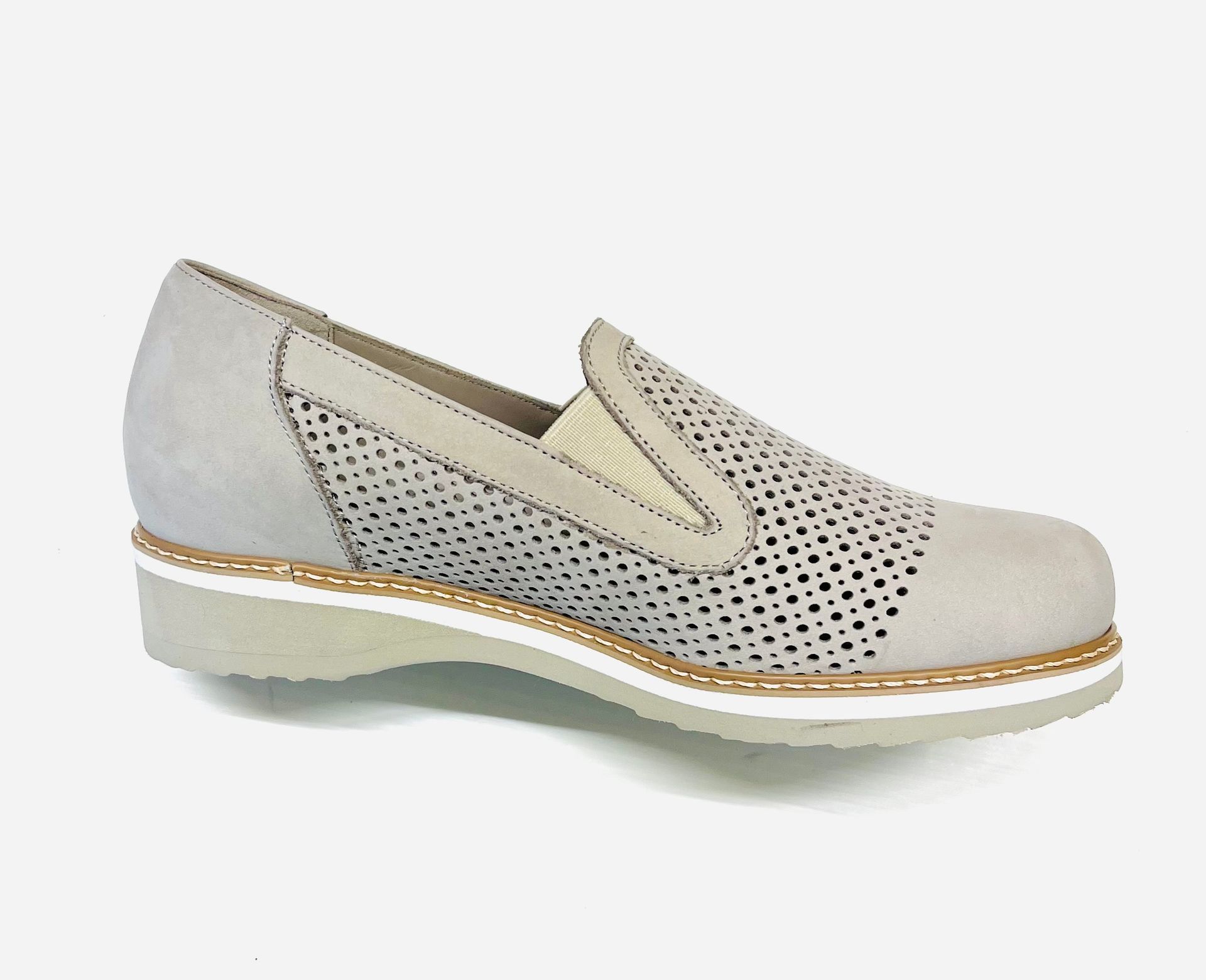 Scarpa slip-on grigio chiaro con tomaia traforata, suola beige e finiture bianche.