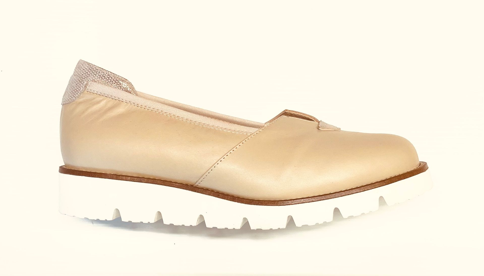 Mocassino beige con plateau, suola bianca e parte posteriore testurizzata.