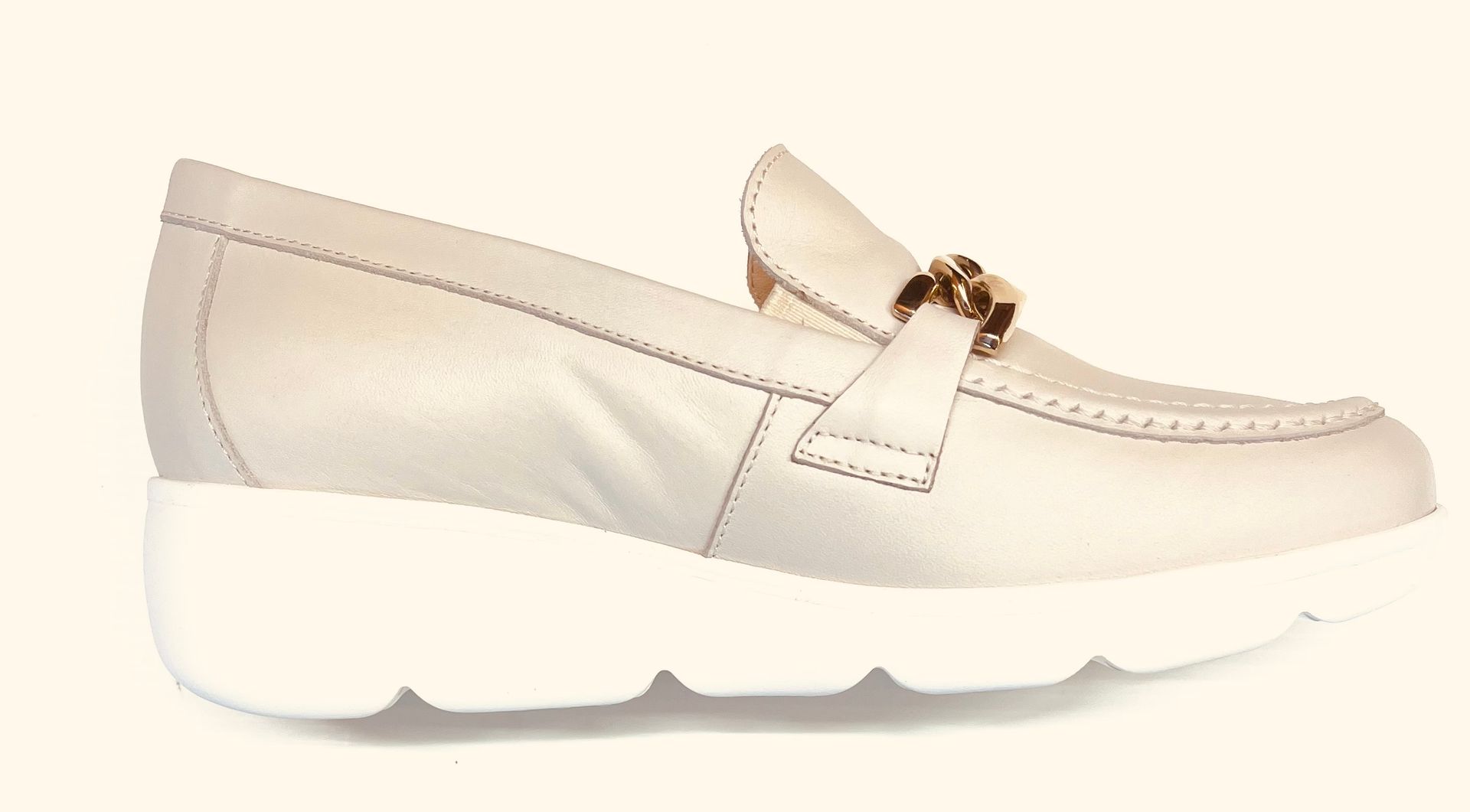 Mocassino in pelle color crema con dettaglio a catena dorata e suola con plateau bianca.