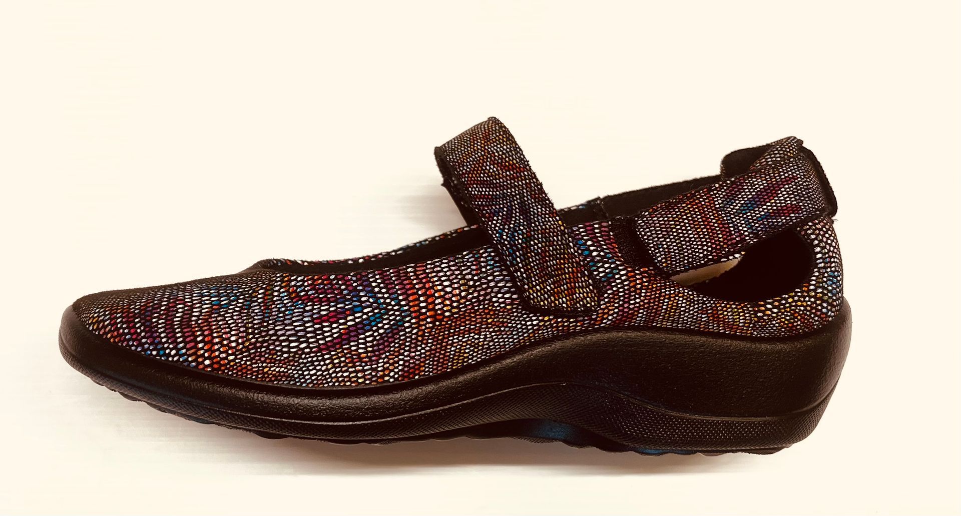 Scarpa in stile Mary Jane con tomaia multicolore testurizzata, suola nera e cinturino.