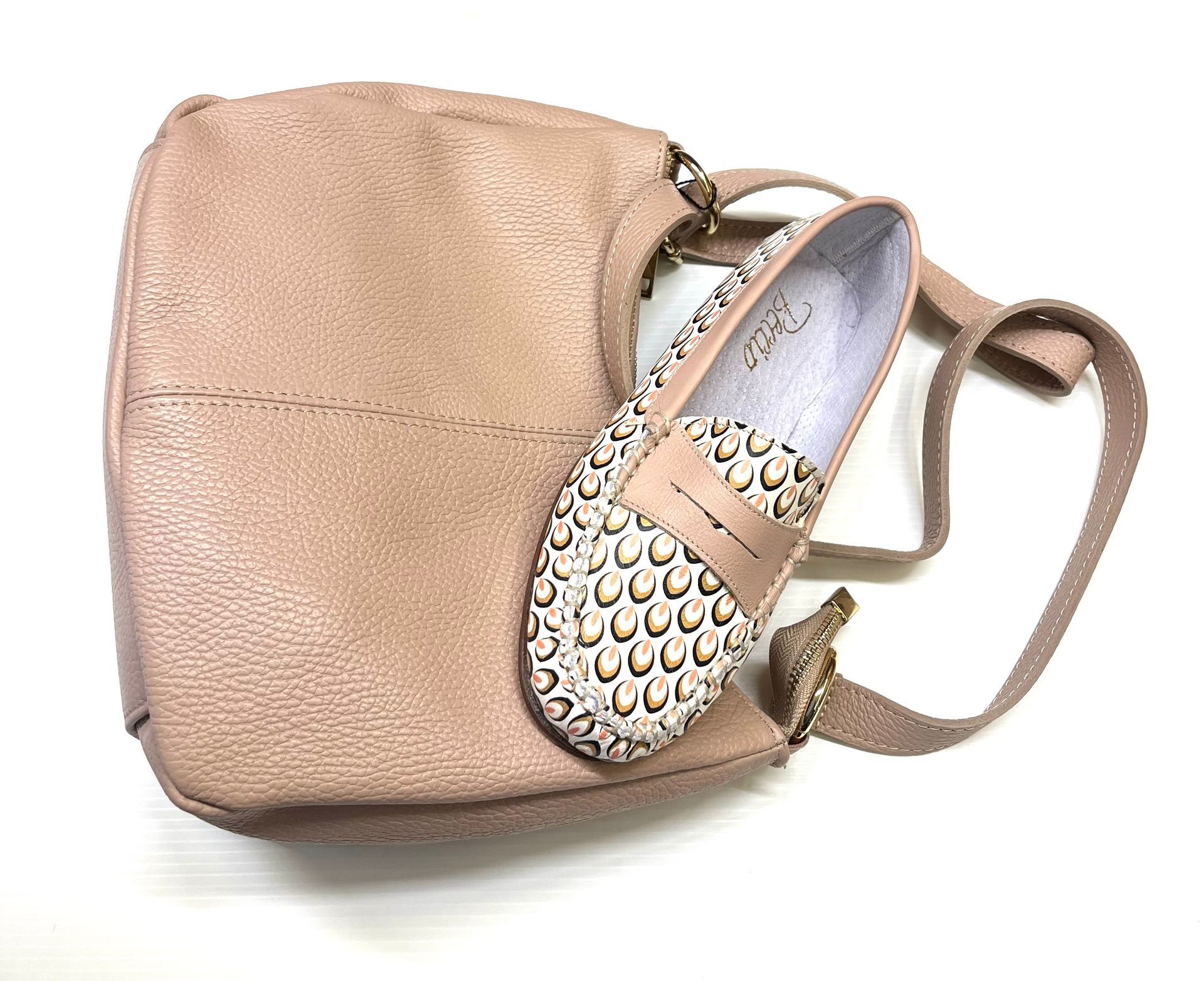 Borsa rosa con mocassino fantasia abbinato.