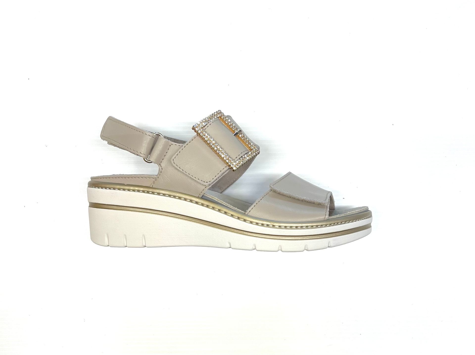 Sandalo beige con plateau, grande fibbia e cinturini regolabili.