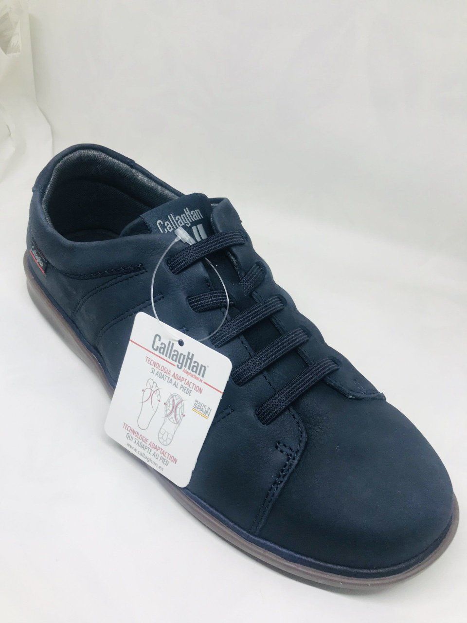 Scarpa Coloplast blu con etichetta attaccata, su una superficie bianca.