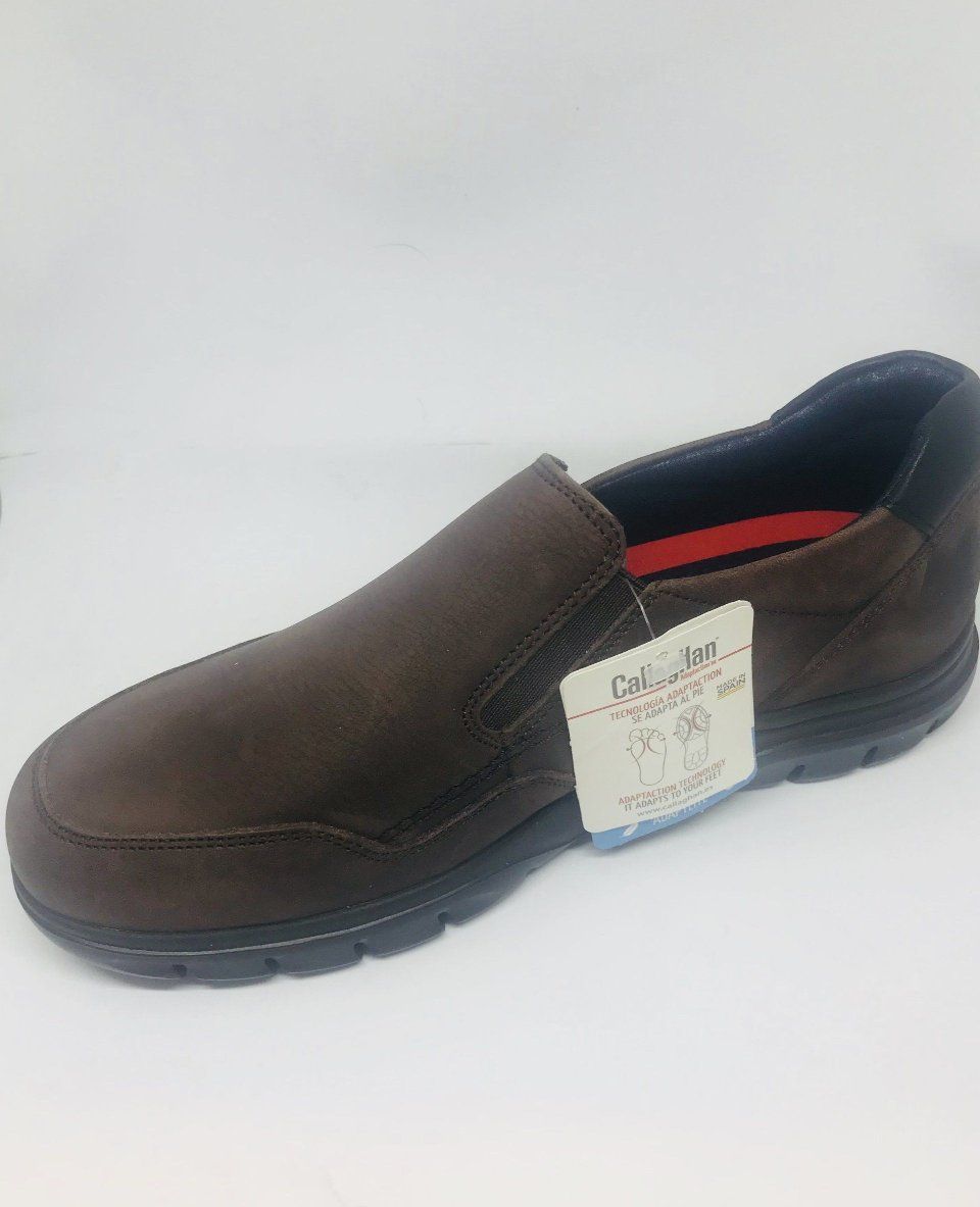 Scarpa marrone slip-on con suola scura e cartellino del prezzo.
