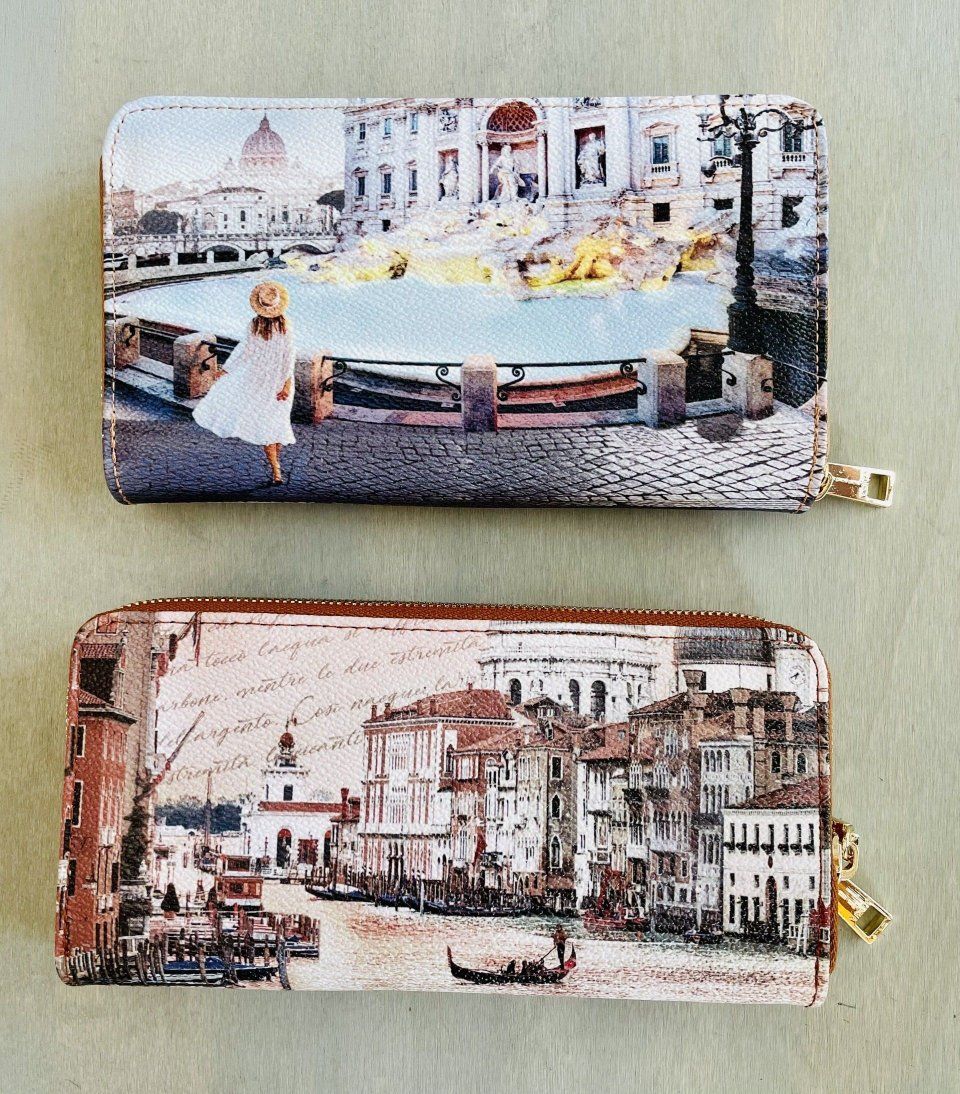 Due portafogli rettangolari con scene di canali veneziani, ciascuno con chiusura a cerniera.