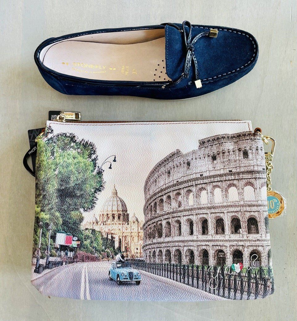 Mocassino e borsa blu raffiguranti il Colosseo e il paesaggio urbano di Roma, Italia.
