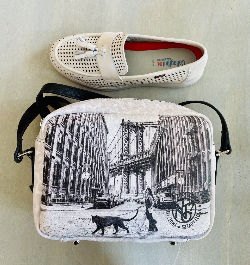Scarpa bianca e borsa a tracolla con l'immagine in bianco e nero di una strada con il ponte di Manhattan.