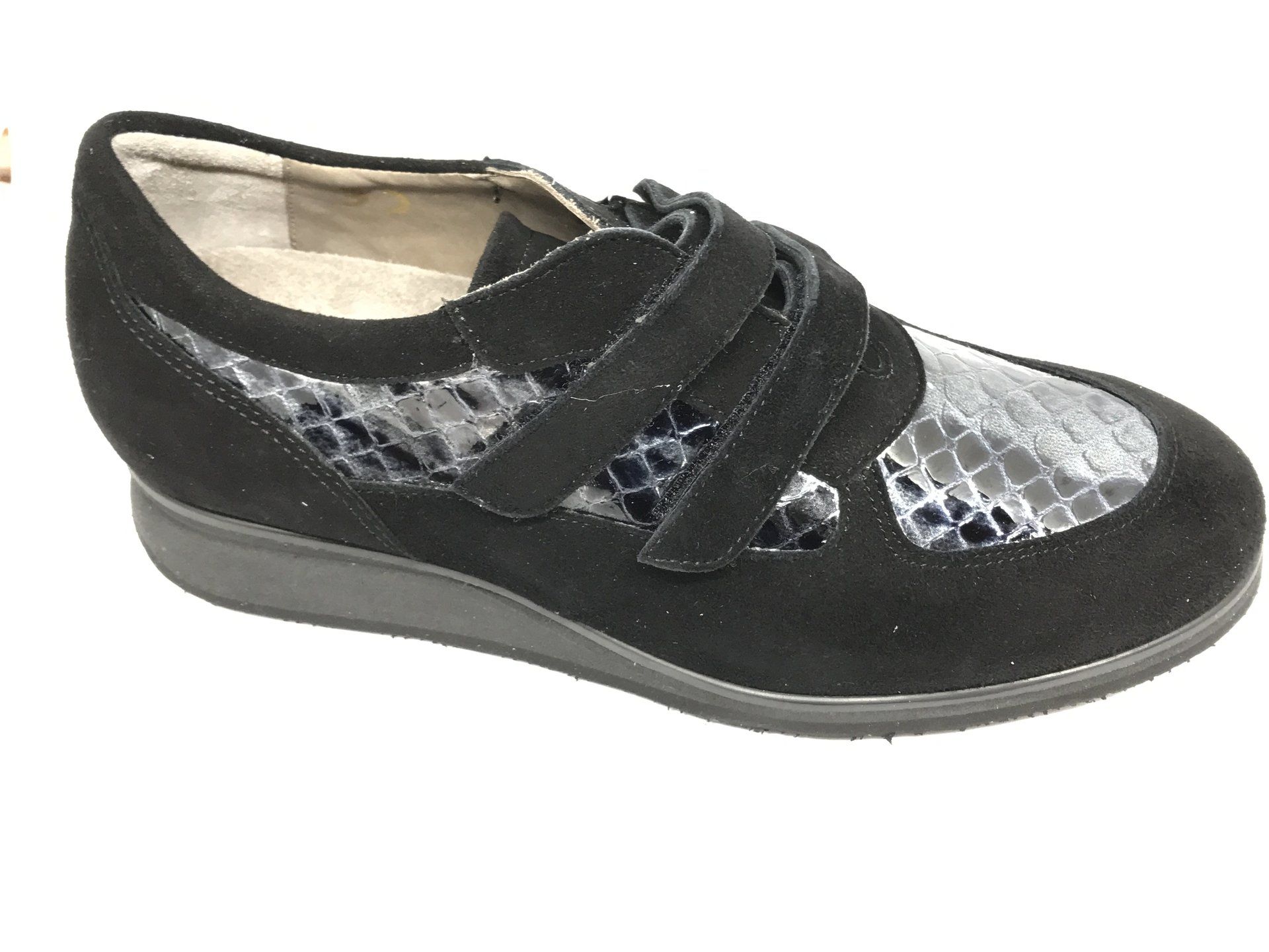 Scarpa nera con due cinturini a strappo, motivo effetto pelle di rettile e suola bassa a zeppa.