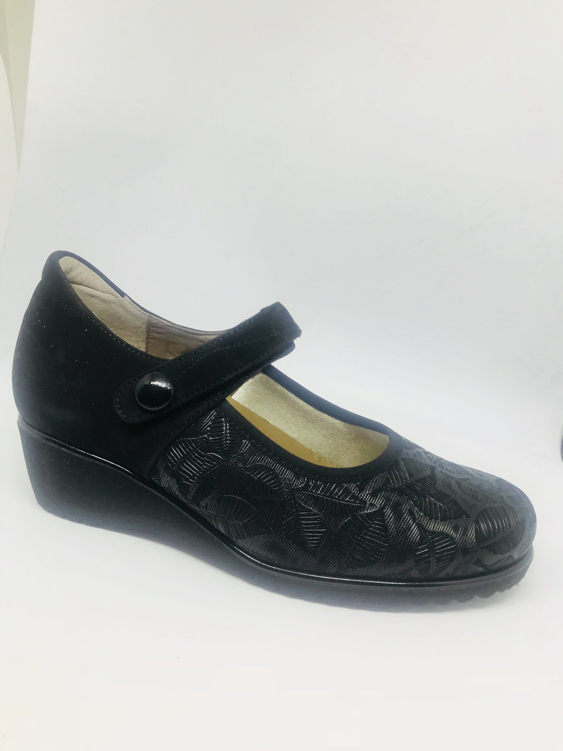 Scarpa Mary Jane nera con piccolo tacco a zeppa e cinturino regolabile.