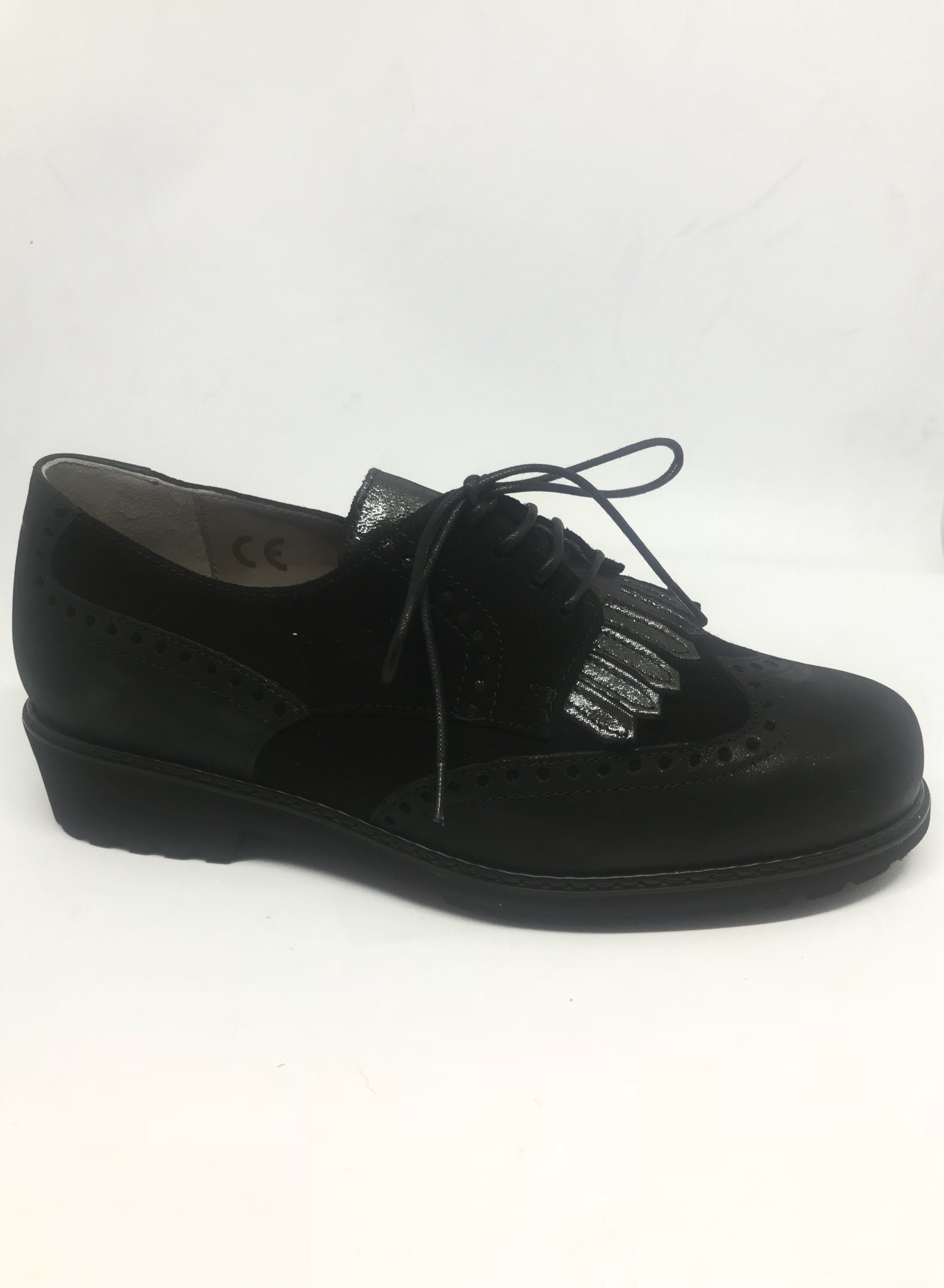 Scarpa oxford in pelle scamosciata nera con frange e lacci.