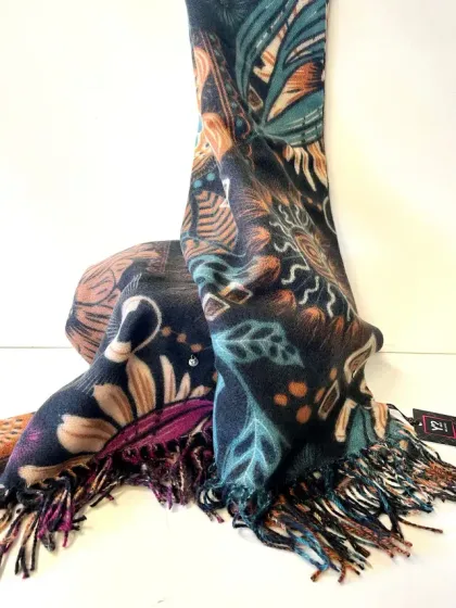 Sciarpa scura con stampa botanica e frange, dettagli color verde acqua e marrone.