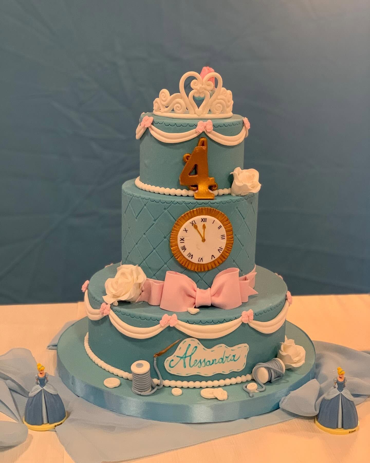 Torta di compleanno blu a due piani con un