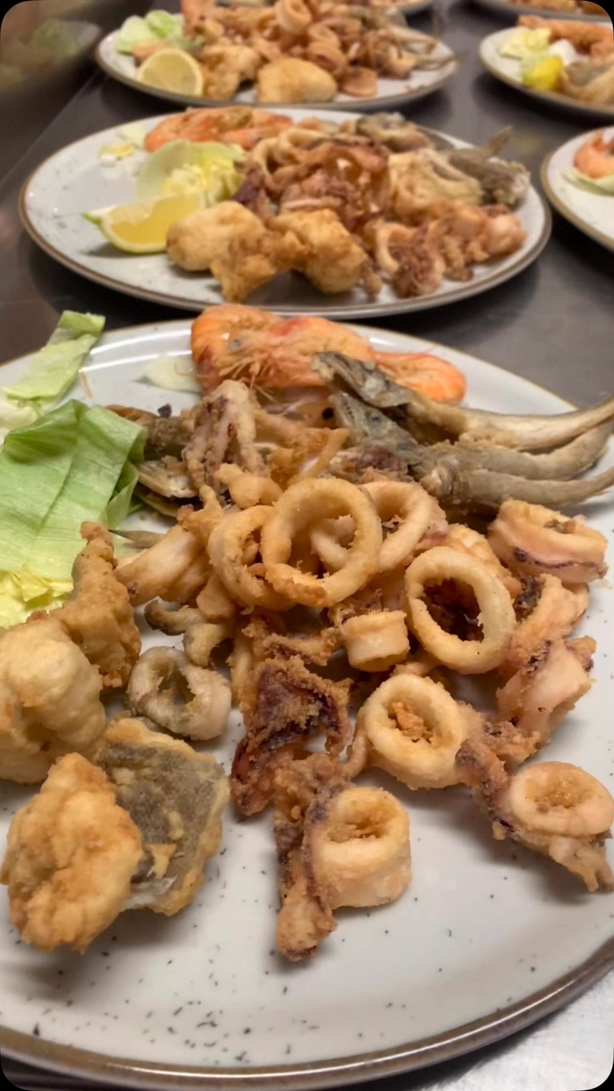 Piatti di frutti di mare fritti con anelli di calamari