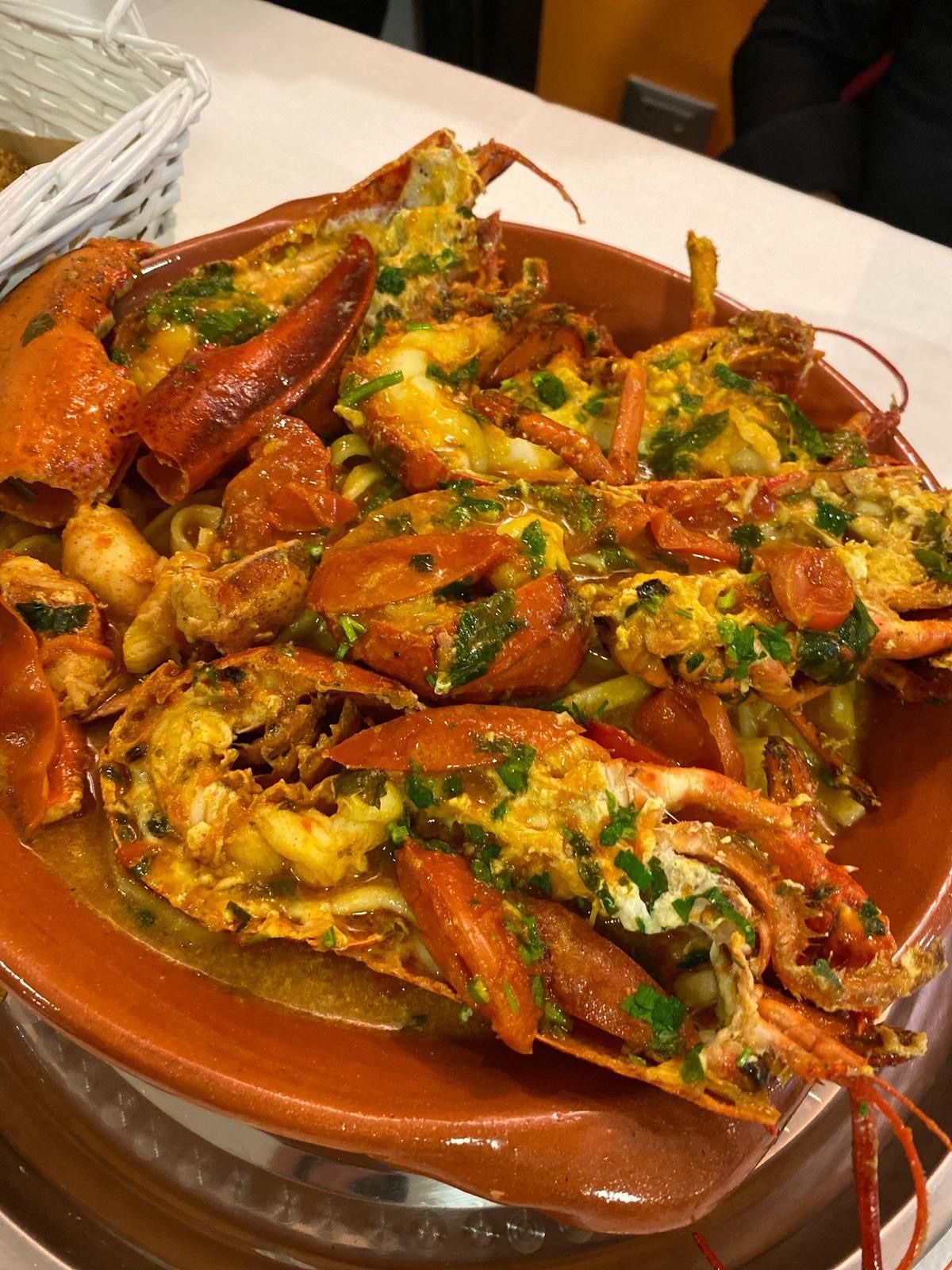 Vassoio di gamberi di fiume cotti con erbe aromatiche