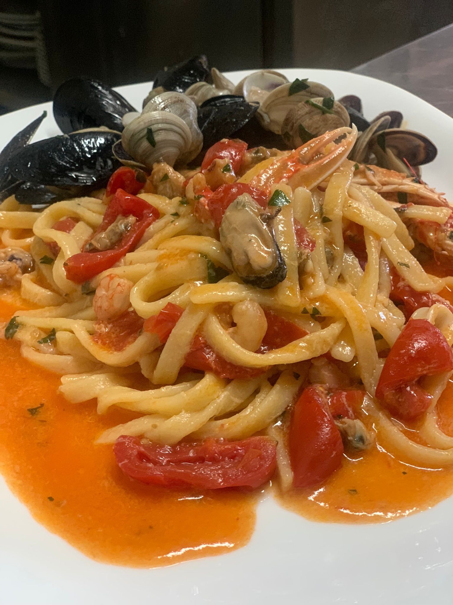 Pasta ai frutti di mare con cozze, vongole, gamberi e pomodori