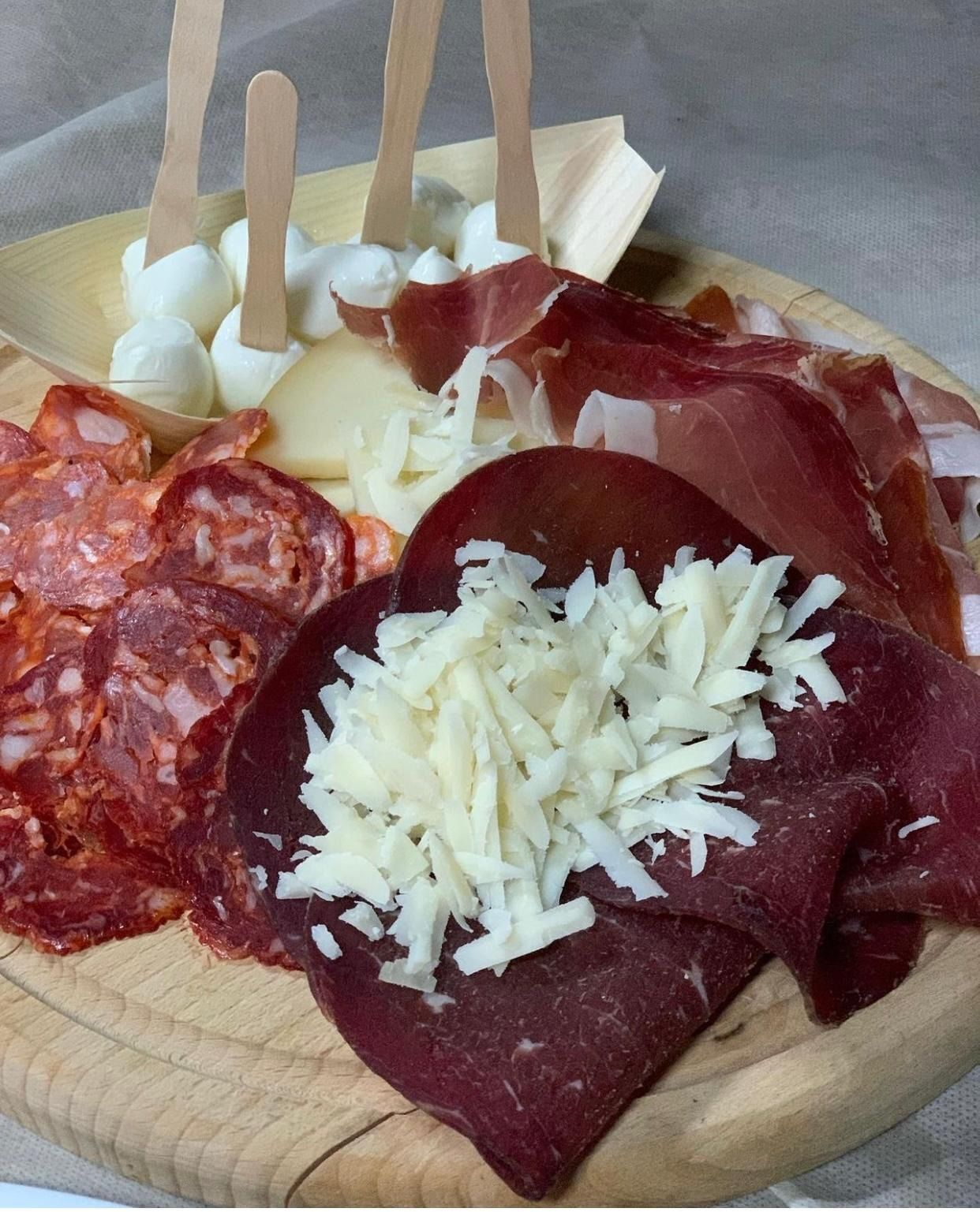 Tagliere di salumi con affettati, formaggi e