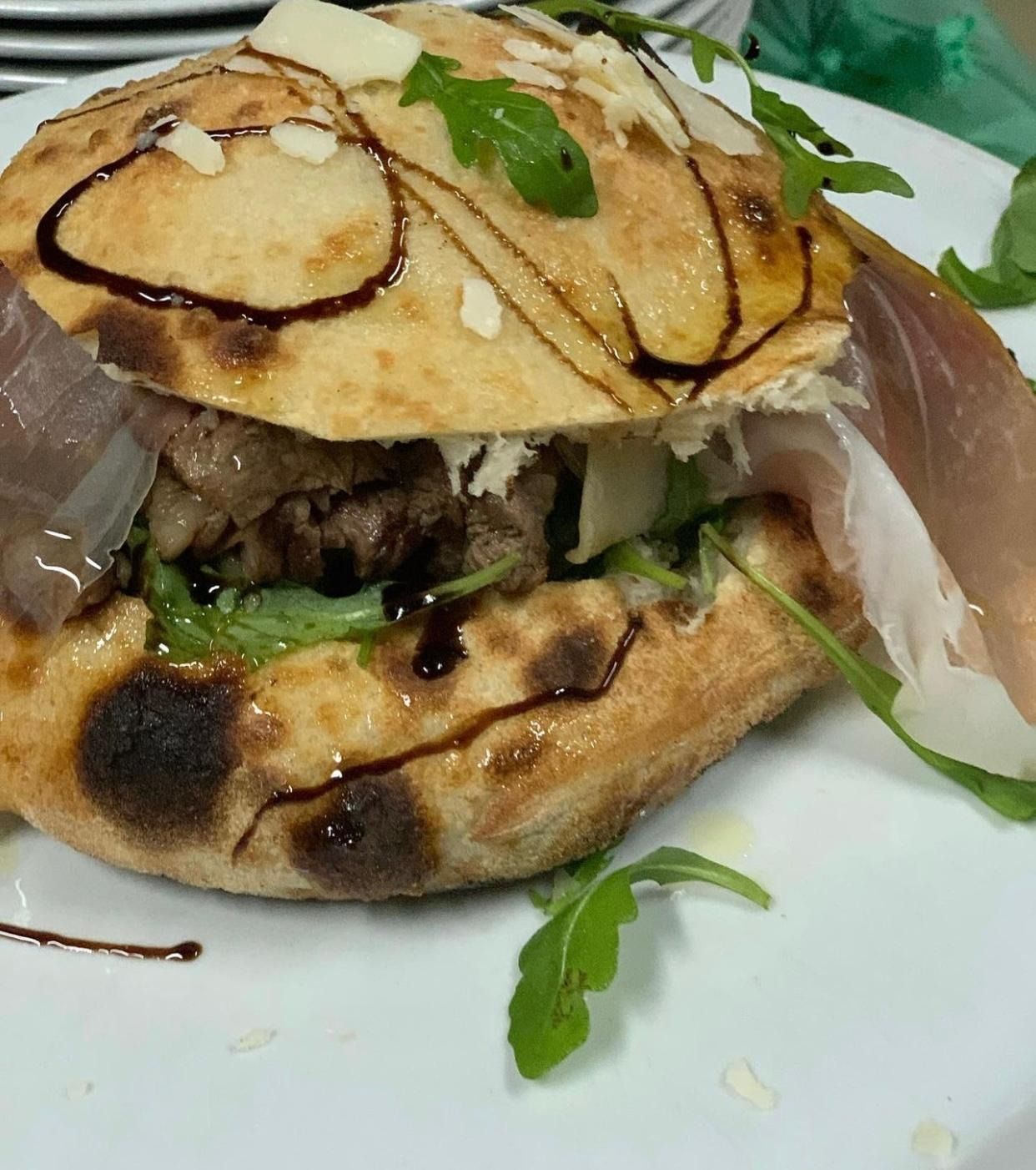 pane tostato, verdure e un filo di aceto balsamico