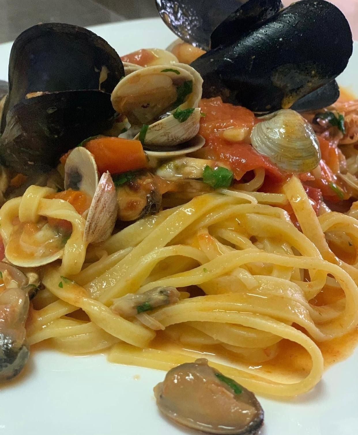 Pasta ai frutti di mare con cozze, vongole