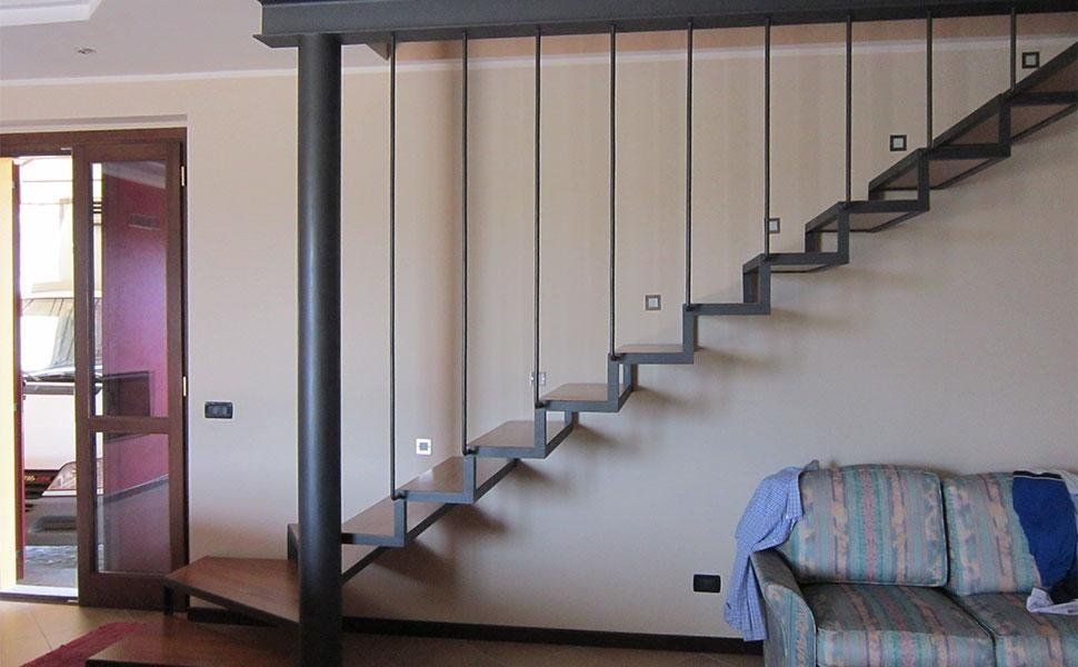 Scala interna in legno e ferro battuto