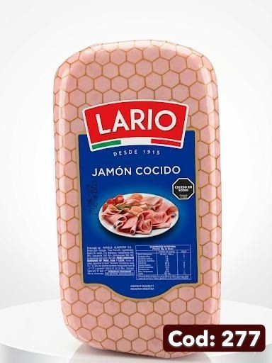 Jamón cocido Lario envasado, envoltorio rosa con estampado hexagonal, etiqueta azul, código 277.