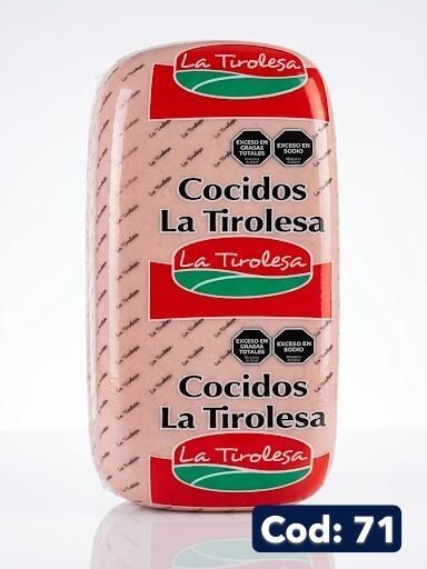 Envase cilíndrico de carne Cocidos La Tirolesa con etiqueta roja y rosa sobre fondo blanco.