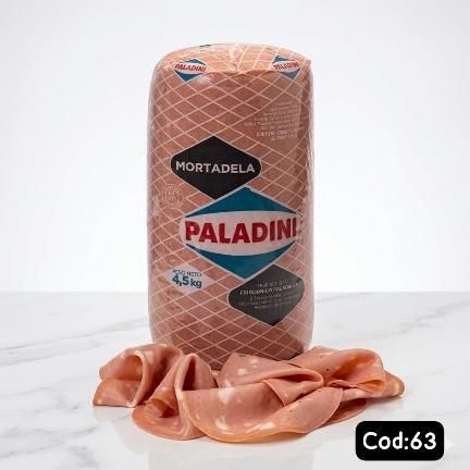Cilindro de mortadela Paladini con trozos en lonchas sobre una superficie blanca, en envase rosa y marrón.