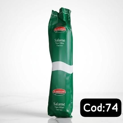 Salame envasado en verde, colocado en posición vertical con una banda blanca, etiquetado como “Cod:74” sobre un fondo blanco.