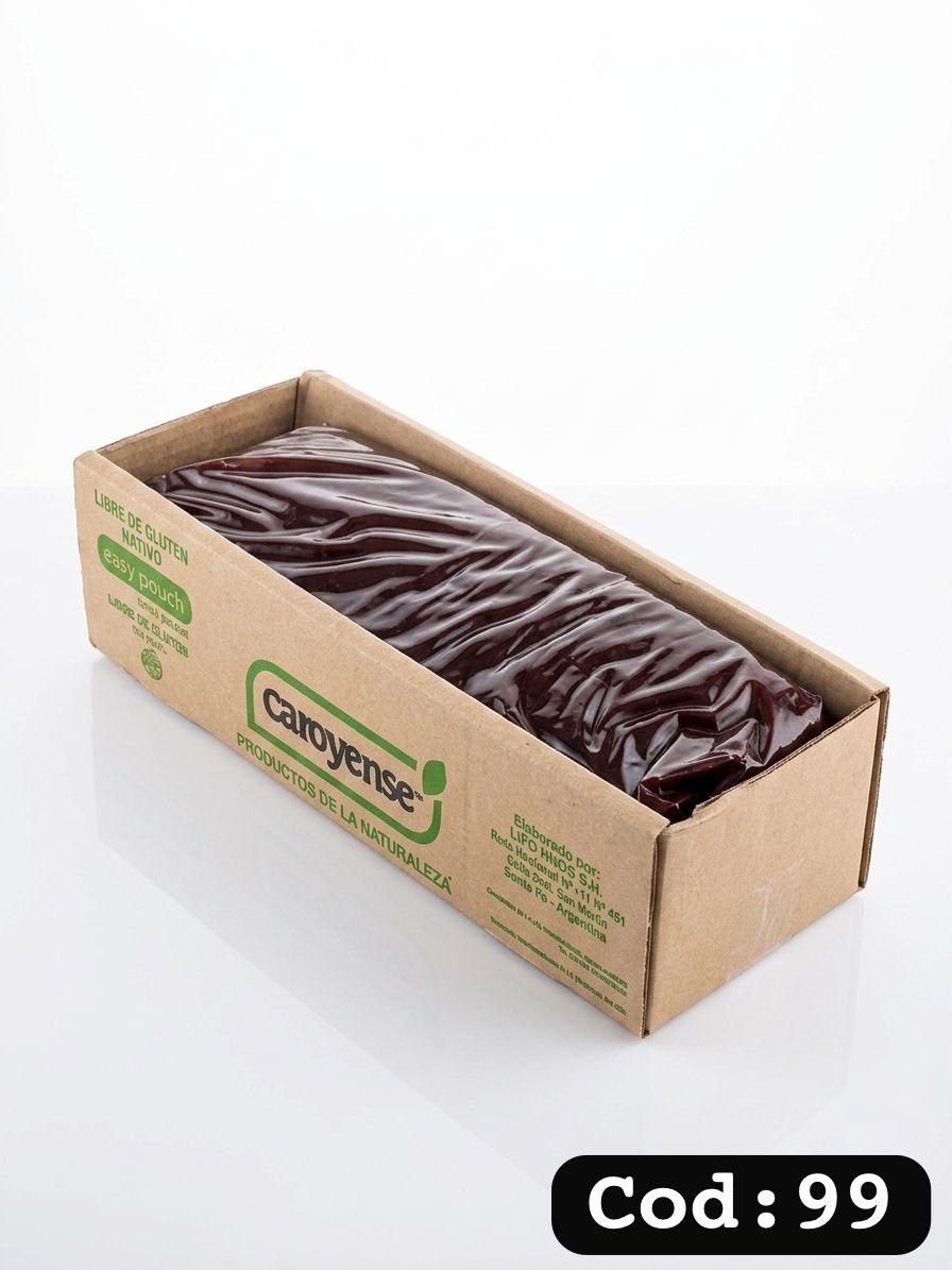 Caja de cartón abierta con un paquete forrado de plástico marrón en su interior, etiquetado como Cod:99